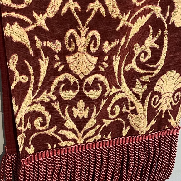 TABLE RUNNER SIZE 82” LONG COLOR FLORAL PRE-OWNED CONDITION GENTLY USED… - Picture 3 of 13